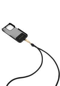 Musta puhelimen kuori harmaalla takapuolella, jossa on leikattu paikka kameralle ja kultainen metalliklipsi, joka on kiinnitetty mustaan hihnaan.