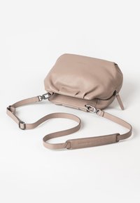 Beige Leder Umhängetasche mit strukturiertem Finish, ausgestattet mit einem Reißverschluss, verstellbarem Tragegurt und gerafftem Oberteil.