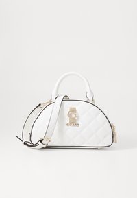 Borsa a tracolla bianca trapuntata dalla forma arrotondata, con hardware dorato, logo GUESS e bordi neri, include una tracolla removibile.