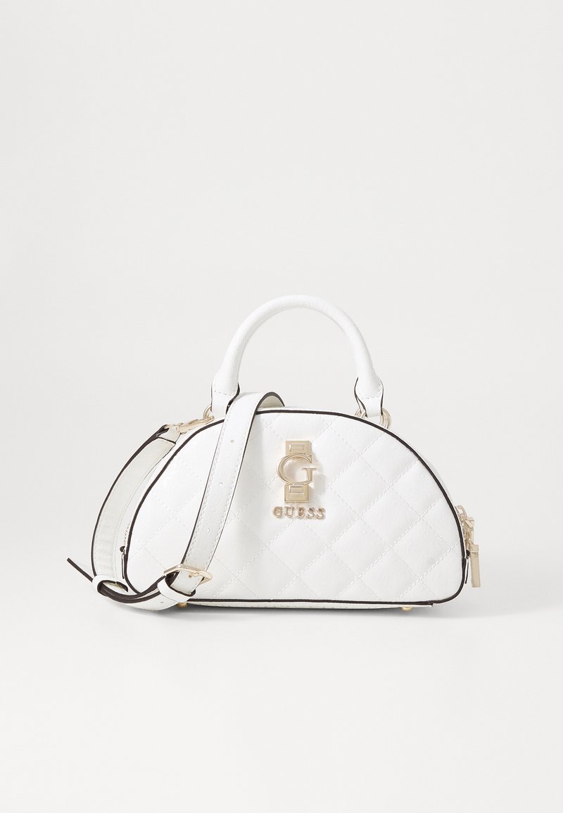 Borsa a tracolla bianca trapuntata dalla forma arrotondata, con hardware dorato, logo GUESS e bordi neri, include una tracolla removibile.