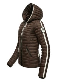 Veste rembourrée brune avec capuche, présentant une texture matelassée verticale, des bandes latérales blanches, deux poches zippées et un logo sur la manche.