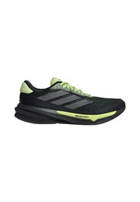 Zapatilla de running negra con parte superior de malla texturizada, acentos en verde lima y tres rayas grises. Cuenta con una suela acolchada y punta redondeada.