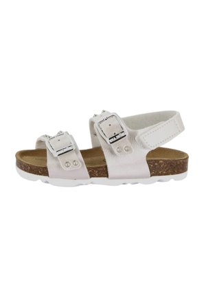 Sandaletto bianco per bambini con due cinturini regolabili con fibbia, cinturino posteriore, plantare in sughero e suola in gomma bianca su sfondo bianco.