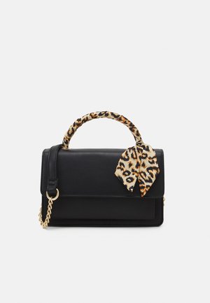 Schwarze Lederhandtasche mit einer Kettenriemen und einer Schleife aus Leopardenmuster-Stoff am Griff. Elegantes Design mit einer strukturierten Form und glatter Textur.