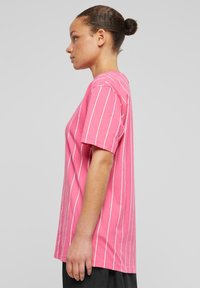Karl Kani SMALL SIGNATURE ESSENTIAL STRIPE TEE - T-shirt print - pink