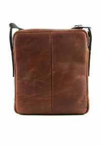 Borsa quadrata a tracolla in pelle marrone con tracolla nera regolabile e cuciture visibili su sfondo bianco.