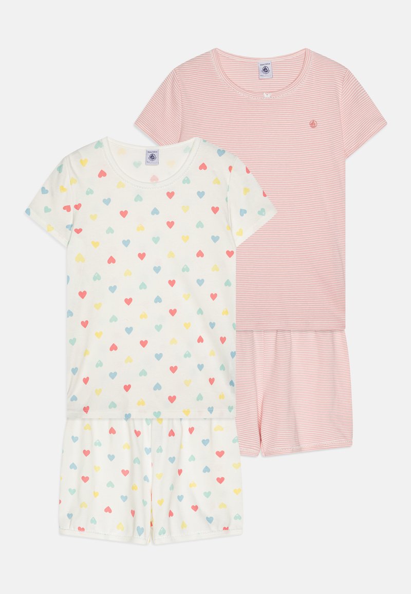 Două seturi de pijamale pentru copii; unu are o bază albă cu inimi multicolore, celălalt este roz cu dungi albe. Mâneci scurte și pantaloni scurți.