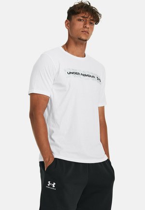 SHORT SLEEVE CAMO CHEST STRIPE - Camiseta deportiva - white