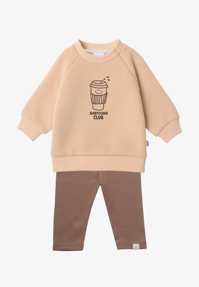 Pfirsichfarbener Sweatshirt mit einem Cartoon-Kaffeetassen-Design, kombiniert mit braunen Rippleggings. Weicher Stoff, lässige Passform und gerippte Bündchen.