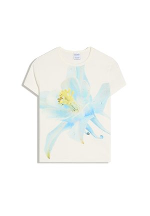 Witte T-shirt met korte mouwen, met een grote lichtblauwe en gele bloemenafbeelding en kleine transparante strassteentjes aan de voorkant.