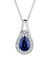 Tropfenförmige Anhängerhalskette mit einem großen blauen Stein, der in Silber gefasst ist, umgeben von einem Halo aus kleinen klaren Steinen und einer feinen Silberkette.