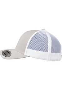 Sivi snapback šešir s čvrstim prednjim dijelom i mrežastim stražnjim dijelom, s ravnim vizirima i podesivom trakom. Izvezeni logo sa strane.