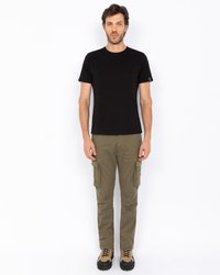 Schwarzes T-Shirt mit kurzen Ärmeln, olivfarbene Cargo-Hosen mit Seitentaschen und braune Wanderschuhe. Einfaches Design, leichtes Material und neutrale Farben.