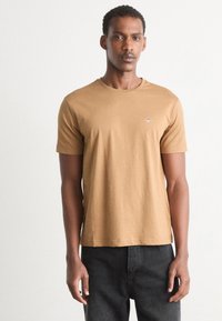 GANT PRINTED ARCHIVE SHIELD - T-shirt basique - roasted walnut