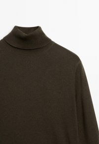 Pull à col roulé à manches longues de couleur marron foncé avec une texture en maille fine, présenté du torse supérieur jusqu'au cou sur un fond blanc.