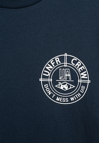 Tamsiai mėlynas medvilninis marškinėliai su baltu apvaliu logotipu, kuriame yra užrašai "UNFR Crew" ir "Don't Mess With Us", centrinis dizainas ir ryškūs grafikos akcentai.
