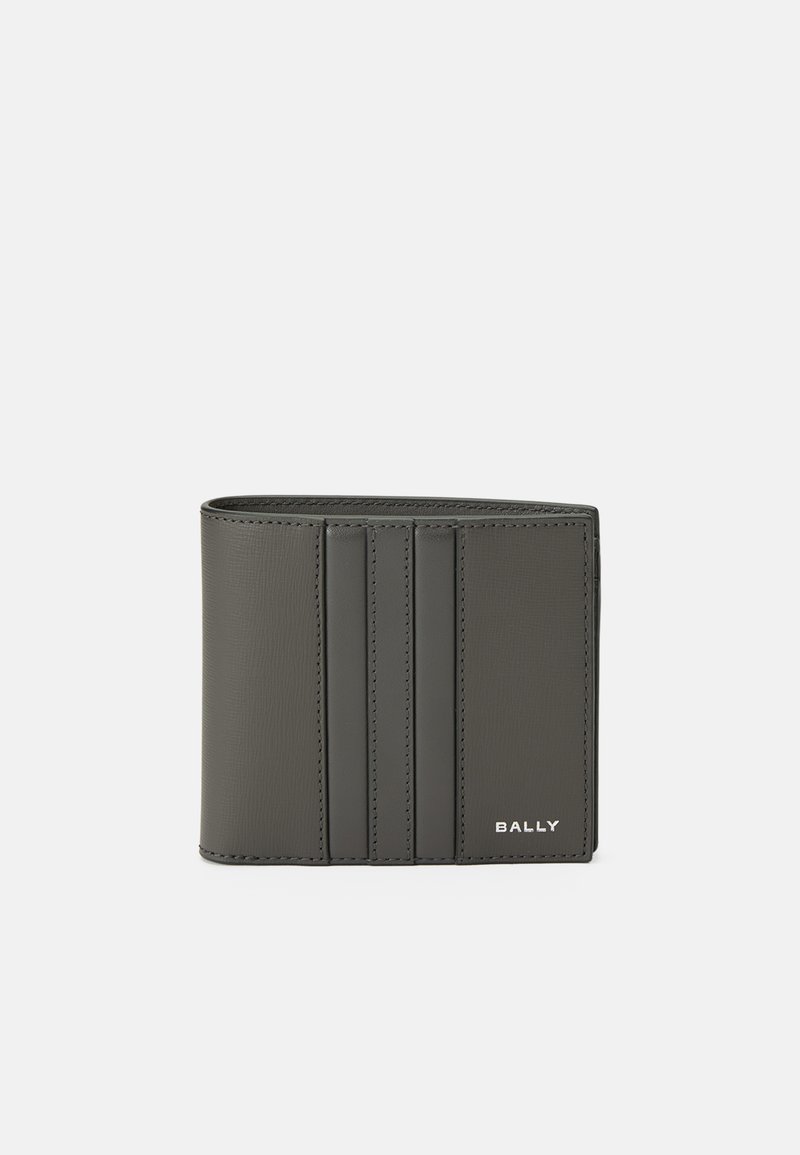 Portefeuille en cuir gris avec trois fentes verticales pour cartes et une texture subtile. Présente un logo de marque en argent à l'avant, de forme rectangulaire.