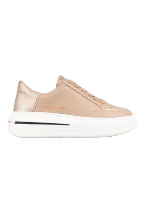 Sneakers in pelle beige con un accento lucido sul tallone, suola bianca e striscia nera. Presentano lacci e un marchio in rilievo sul lato.
