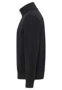 Schwarze Jacke mit Reißverschluss und hohem Kragen, mit glatter Textur, langen Ärmeln, Seitentaschen und gerippten Bündchen. Einfaches, minimalistisches Design.