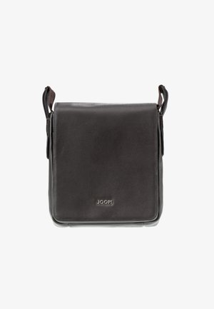 Svart läder crossbody-väska med klaffstängning, med en subtil logotyp och en mjuk textur. Justerbar rem med minimal hårdvara.