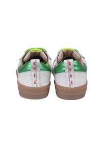 Weiße Sneaker mit grünen und rosa Akzenten, featuring einem strukturierten Lederobermaterial, gepolstertem Kragen und einer Sohle aus Gummigummi. Zweifarbige Farbkombination.