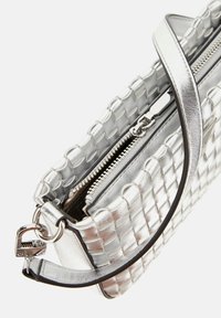 Metaliczna srebrna torebka pleciona z zamkiem błyskawicznym, charakteryzująca się teksturowanym wykończeniem, odpinanym paskiem oraz polerowanymi akcentami sprzętu.