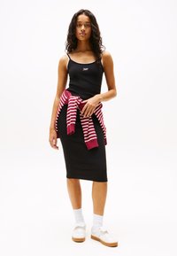 Tommy Jeans SCRIPT STRAP MIDI DRESS - Dzsörzéruha - black