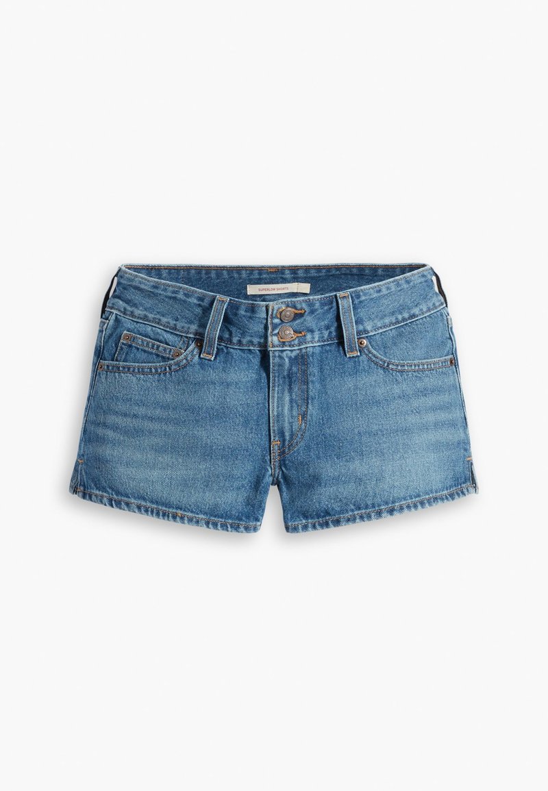 Shorts en denim bleu clair avec un ourlet effiloché, deux poches avant, un système de fermeture à bouton, et une étiquette à l'intérieur indiquant "Superdry Shorts."