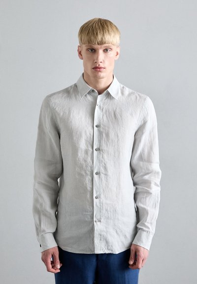Camicia button-up in lino grigio chiaro con maniche lunghe, colletto classico e bottoni a vista. Tessuto morbido, design informale.