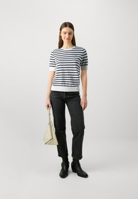 Tommy Hilfiger SHORT SLEEVE KNIT - Paprasti marškinėliai - ivory petal/desert sky