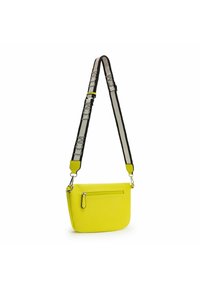 Bolso de cuero amarillo cruzado con un bolsillo frontal con cremallera y correa ajustable en negro y gris con un logotipo. Textura suave y forma redondeada.