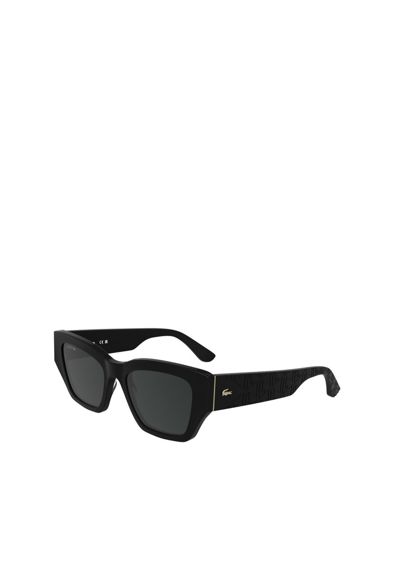Lunettes de soleil noires avec une monture carrée, des verres foncés et des branches noires texturées présentant un motif subtil, ainsi qu'un accent de logo doré.