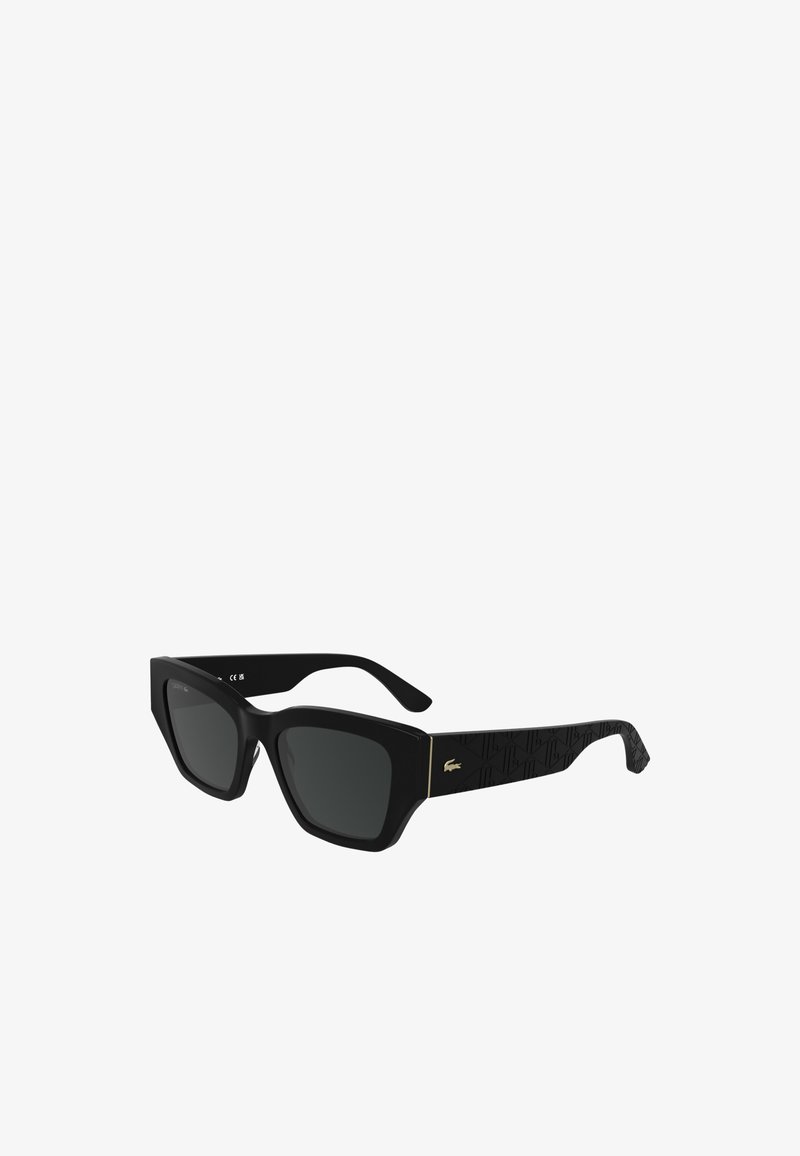 Óculos de sol pretos com armação quadrada, lentes escuras e hastes pretas texturizadas que apresentam um padrão subtil e um destaque em logotipo dourado.