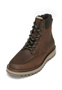 Stivale alla caviglia in pelle marrone con design robusto, texture liscia, punta tonda, lacci grigi e suola beige a contrasto.