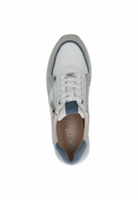 Fehér sneaker világosszürke és kék akcentusokkal, textúrált anyagból, kerek orral, lapos talppal, és fűzőkkel, valamint egy plusz cipzár részlettel az oldalon.