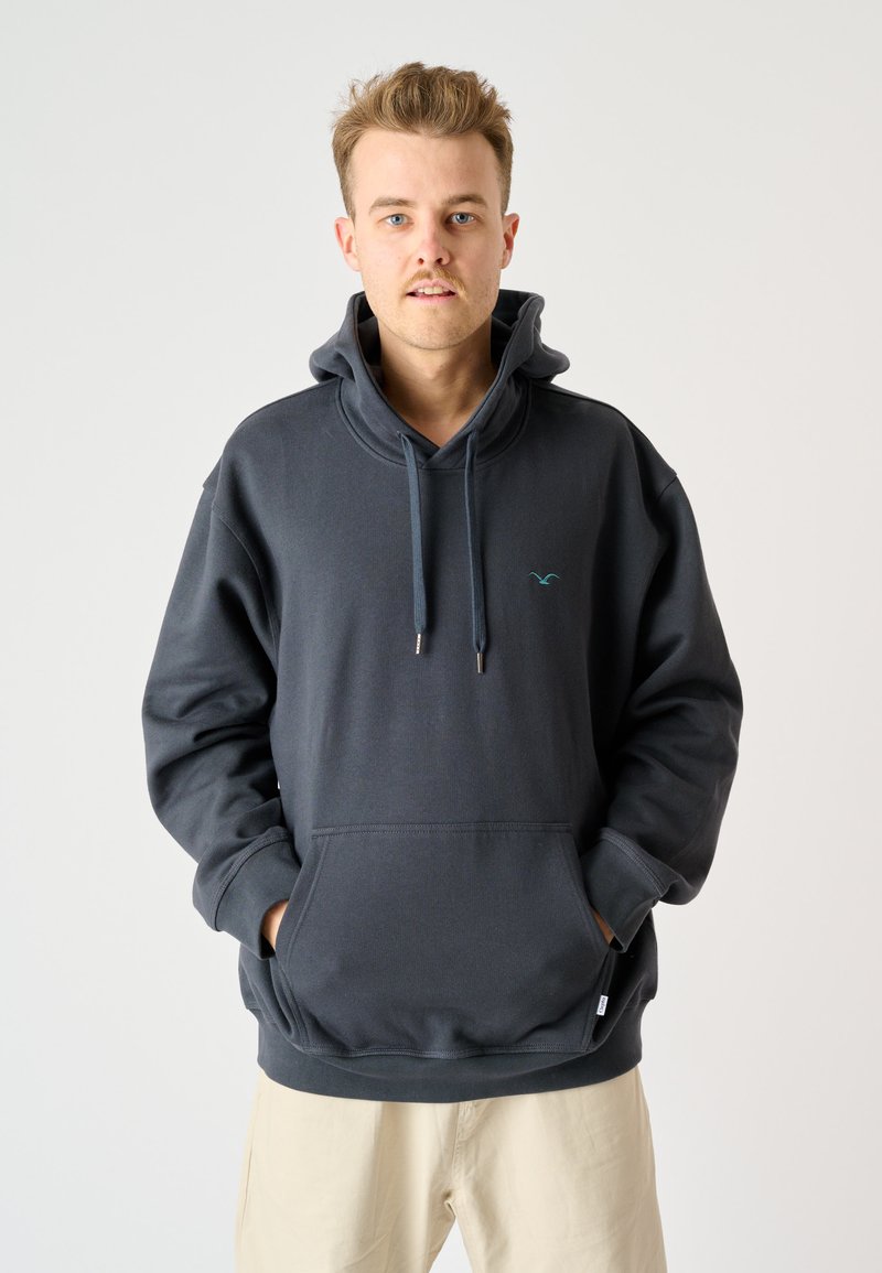 Dunkelgrauer Pullover-Hoodie aus weichem Stoff, mit einer Fronttasche, verstellbaren Kordeln und einem kleinen tealfarbenen Logo auf der Brust.