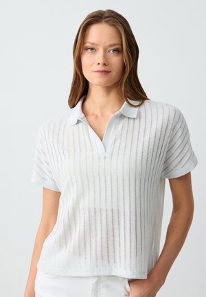 Polo shirt bleu pâle à manches courtes avec des rayures verticales, doté d'un col et d'une texture de tissu douce et légère.