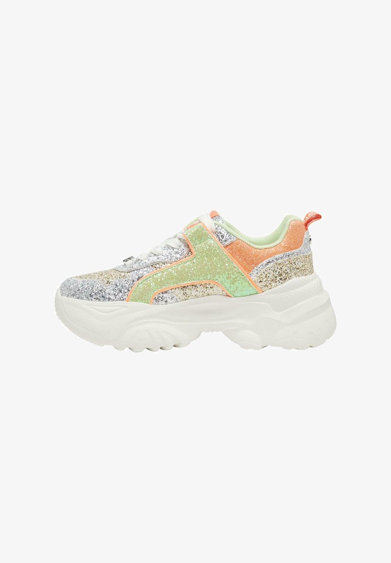 Glittriga sneakers med flerfärgade paneler i silver, grönt och orange, med en tjock vit sula och texturerade detaljer.