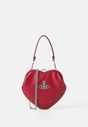 Sac à main en forme de cœur rouge, fabriqué en matériau texturé. Dispose d'un design accent argenté et d'une bandoulière en chaîne. Forme compacte et structurée.