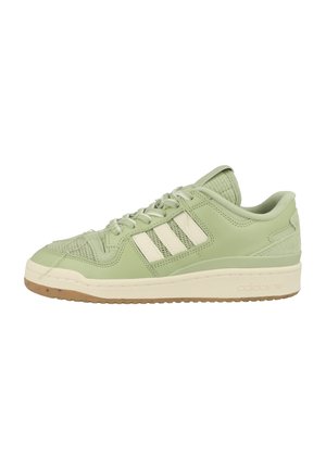 Zielone buty sportowe o teksturowanej powierzchni, z trzema białymi paskami i gumową podeszwą. Niskoprofilowy design z zapięciem na sznurówki.