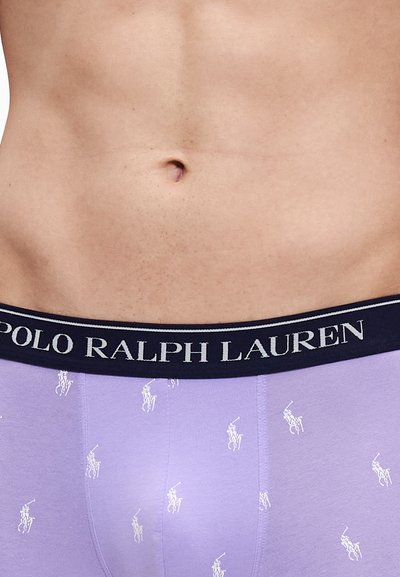 A lila pamut boxeralsó sötétkék elasztikus derékszalaggal rendelkezik, melyen fémes feliratban olvasható: "POLO RALPH LAUREN", valamint ismétlődő fehér lólogók találhatók.