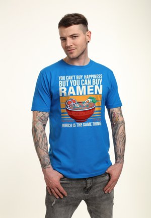 T-shirt in cotone blu con una grafica di una ciotola di ramen e testo in bianco e arancione. Maniche corte e scollatura rotonda.