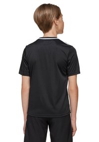 Maillot de sport noir à manches courtes, avec un col rond et des accents blancs au niveau du col. Tissu lisse et léger adapté pour le sport.