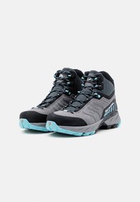 Wanderschuhe in Grau und Schwarz mit blauen Akzenten. Hergestellt aus strapazierfähigen Materialien, ausgestattet mit einer strukturierten Oberfläche, robusten Schnürsenkeln und einer dicken Sohle.