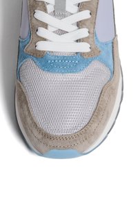 Baskets gris clair en matériaux mesh et suède. Présentent des accents en suède bleu, des lacets blancs et une semelle texturée. Design à bout rond.