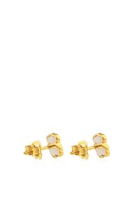 Pendientes de studs en tono dorado con forma de trébol, que presentan un centro de esmalte blanco liso y brillante, y cierres traseros de sujeción seguros.