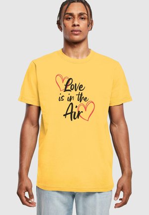 VALENTINES DAY LOVE IS IN THE AIR - Print T-shirt - taxi yellow