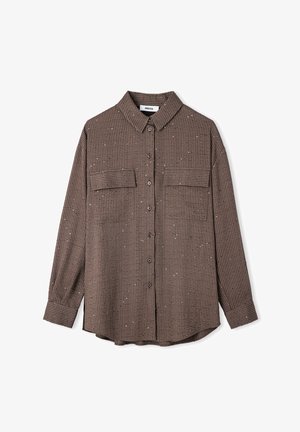 Bruine lange mouwen overhemd met een knoopsluiting aan de voorkant, twee borstzakken, verticale strepen en spikkels van glanzende accenten door het geheel.
