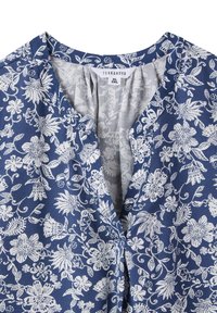 Camicia a fiori blu con disegni bianchi, caratterizzata da un scollo a V, maniche corte e tessuto leggero. Etichetta del marchio: Terranova, taglia XL/2XL.