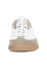 Weißer Sneaker mit akzentuiertem braunem Wildleder, flachen Schnürsenkeln, Gummi-Außensohle und strukturiertem Zehenbereich, der ein minimalistisches Design aufweist.